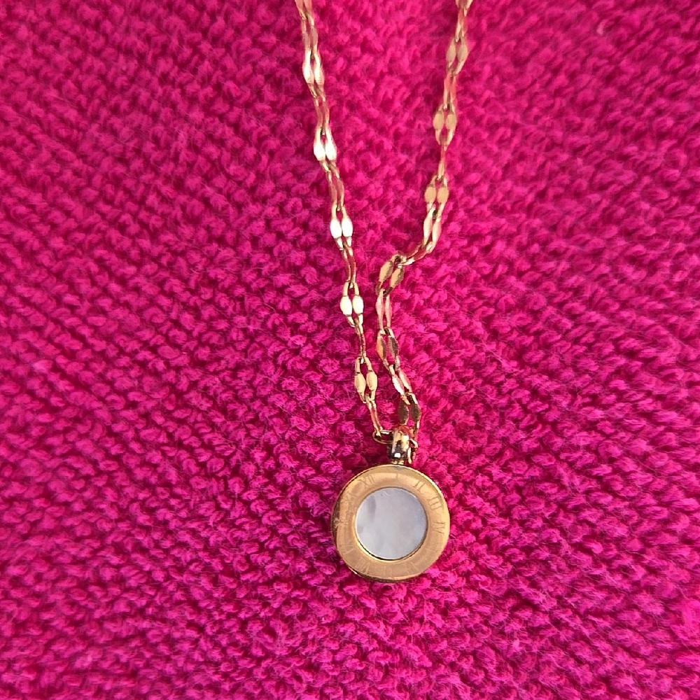 Elegant Gold and Silver Pendant Necklace